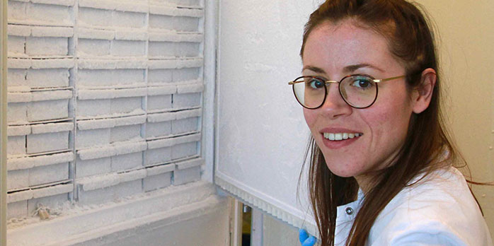 Le technicien de recherche Josje Heuvelmans dans une section de la salle du trésor du HUB