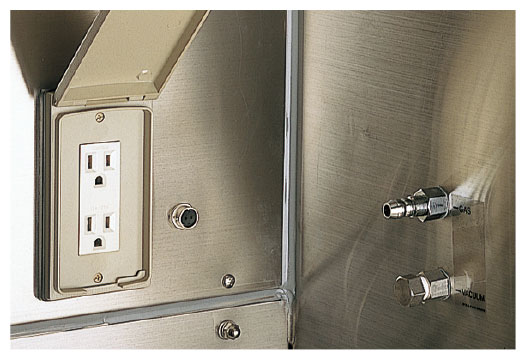 標準装備のガス・バキューム配管と電源コンセント