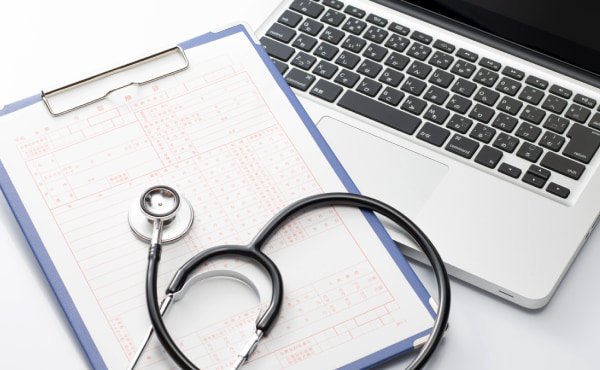 適切なカルテ管理とは？保存方法から電子カルテシステムの必要性まで解説